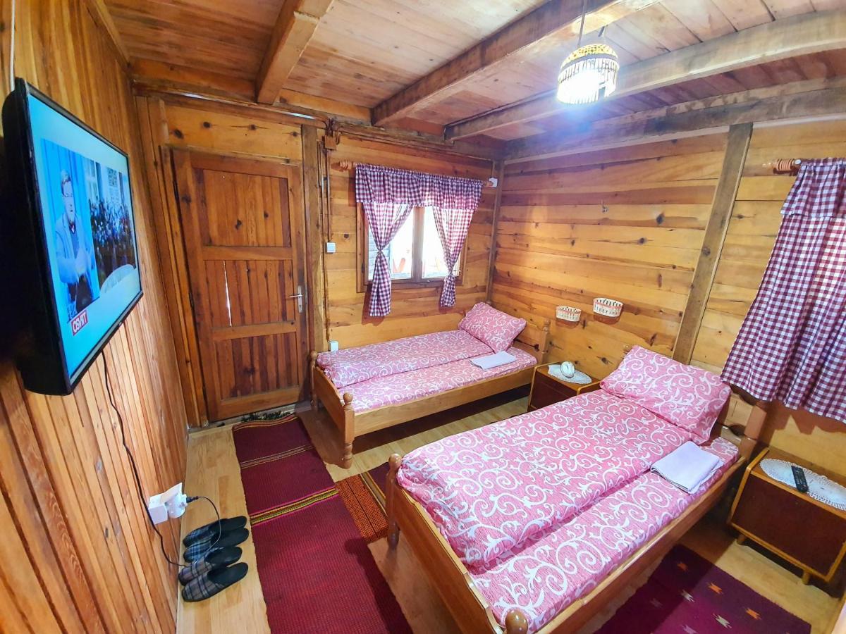 Log Cabin Uvac โนวาวาโรช ภายนอก รูปภาพ