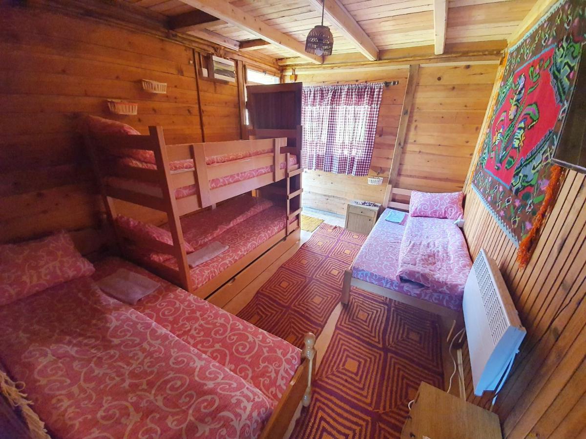 Log Cabin Uvac โนวาวาโรช ภายนอก รูปภาพ