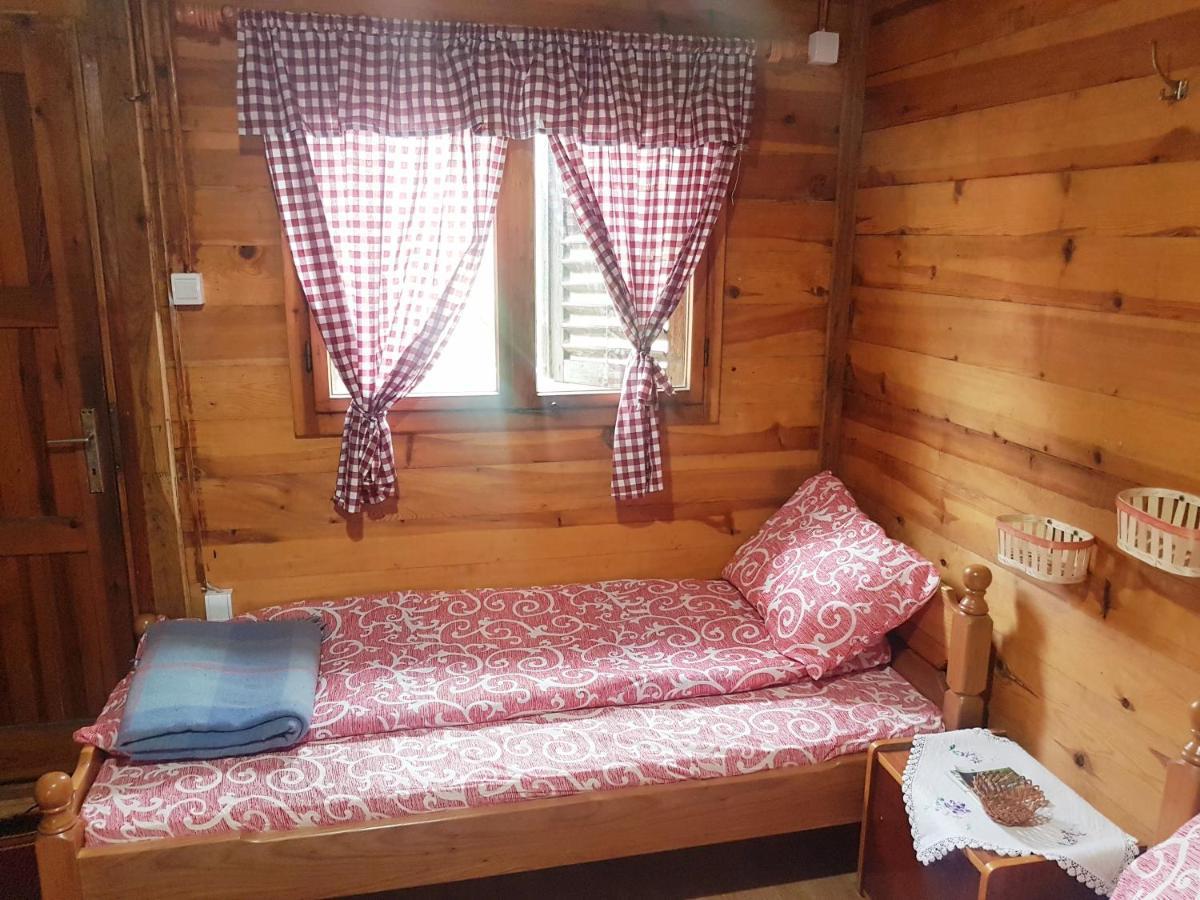 Log Cabin Uvac โนวาวาโรช ภายนอก รูปภาพ